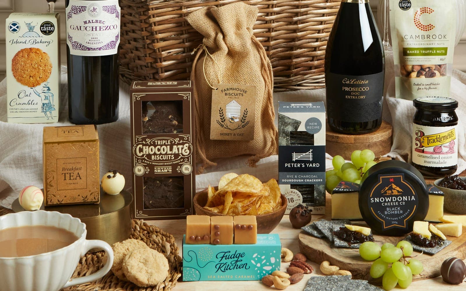 Cesta de vime composta com produtos de mercearia fina e vinho