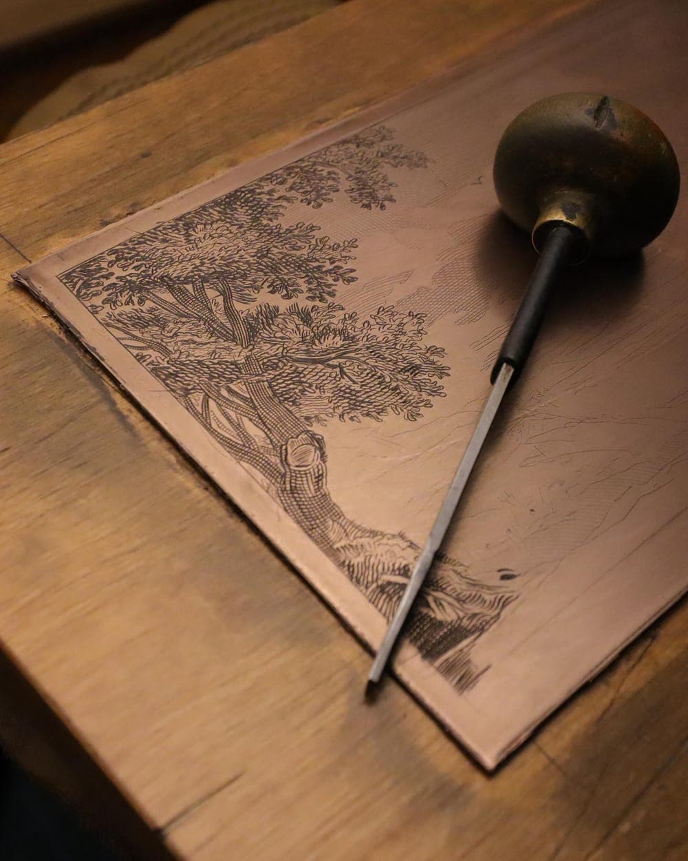 Gravação de um desenho em madeira, feita à mão